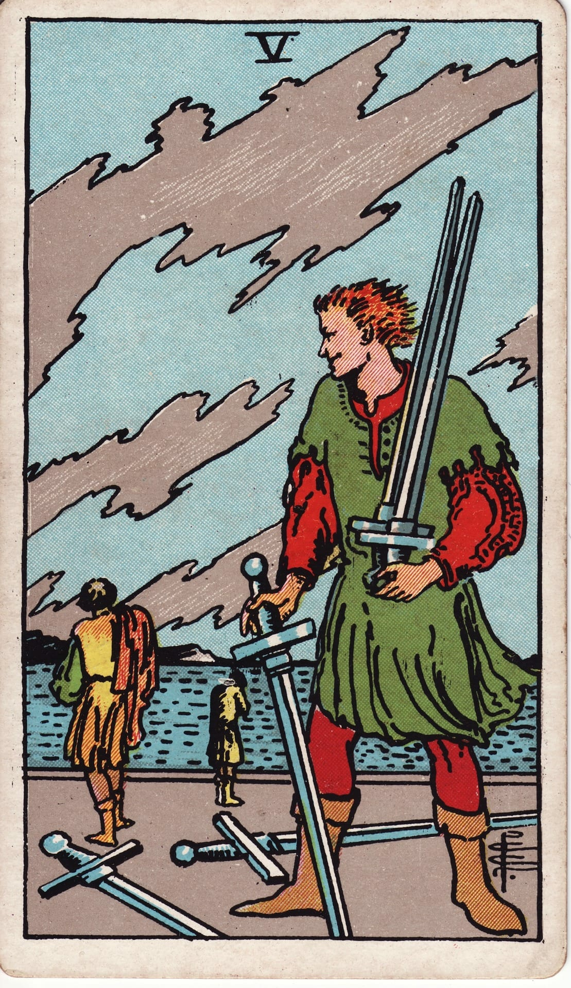Cinco de Espadas tarot card - Arcanos menores - conflicto, derrota, tensión